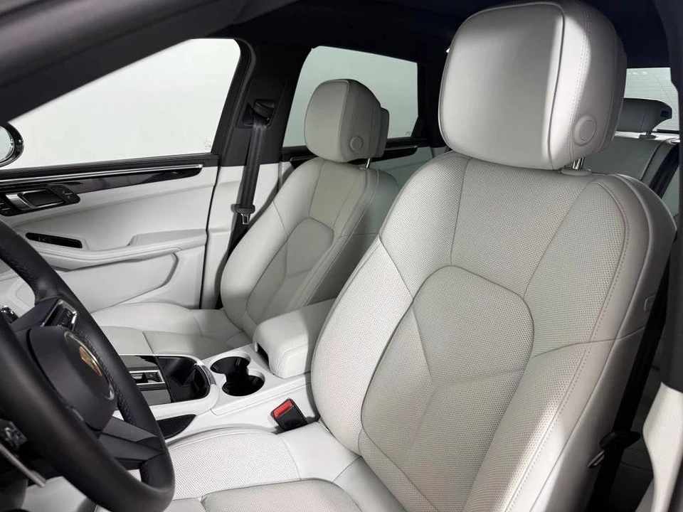 2026 Porsche Macan Electric - Image 5 of 5