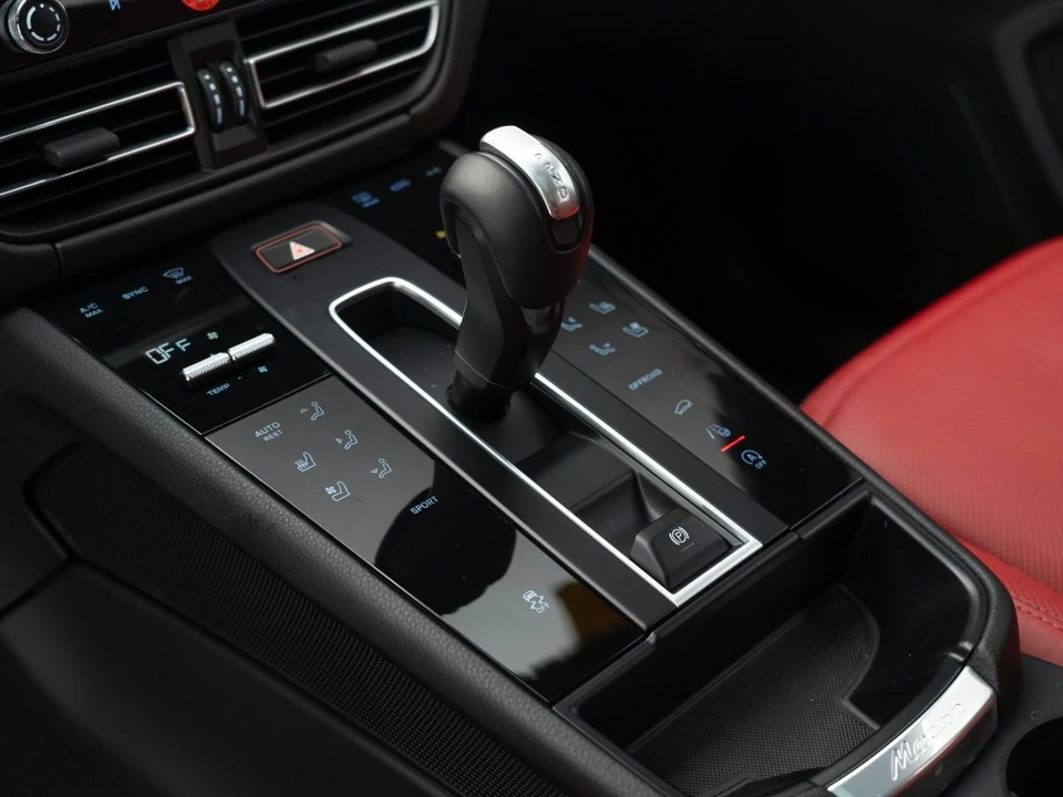2026 Porsche Macan - Image 28 of 31