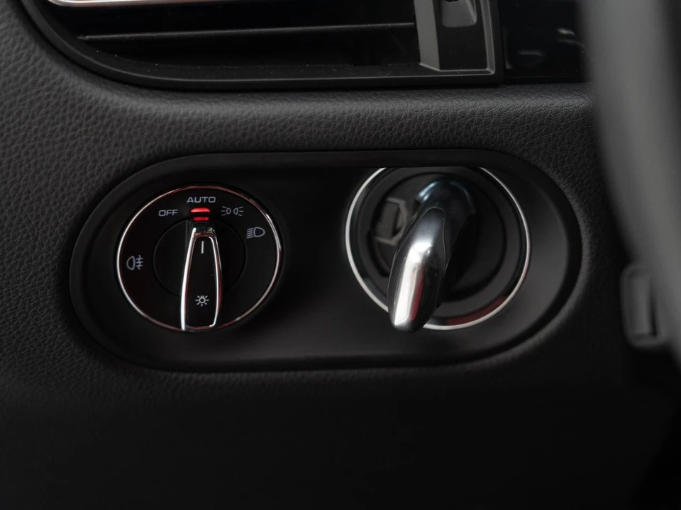 2026 Porsche Macan - Image 29 of 31