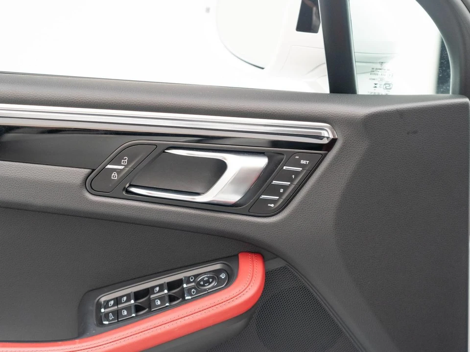 2026 Porsche Macan - Image 23 of 31