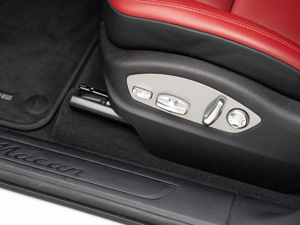 2026 Porsche Macan - Image 17 of 31