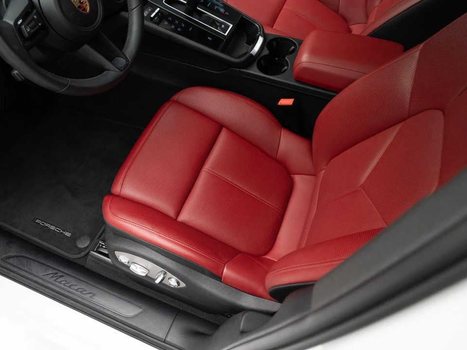 2026 Porsche Macan - Image 18 of 31