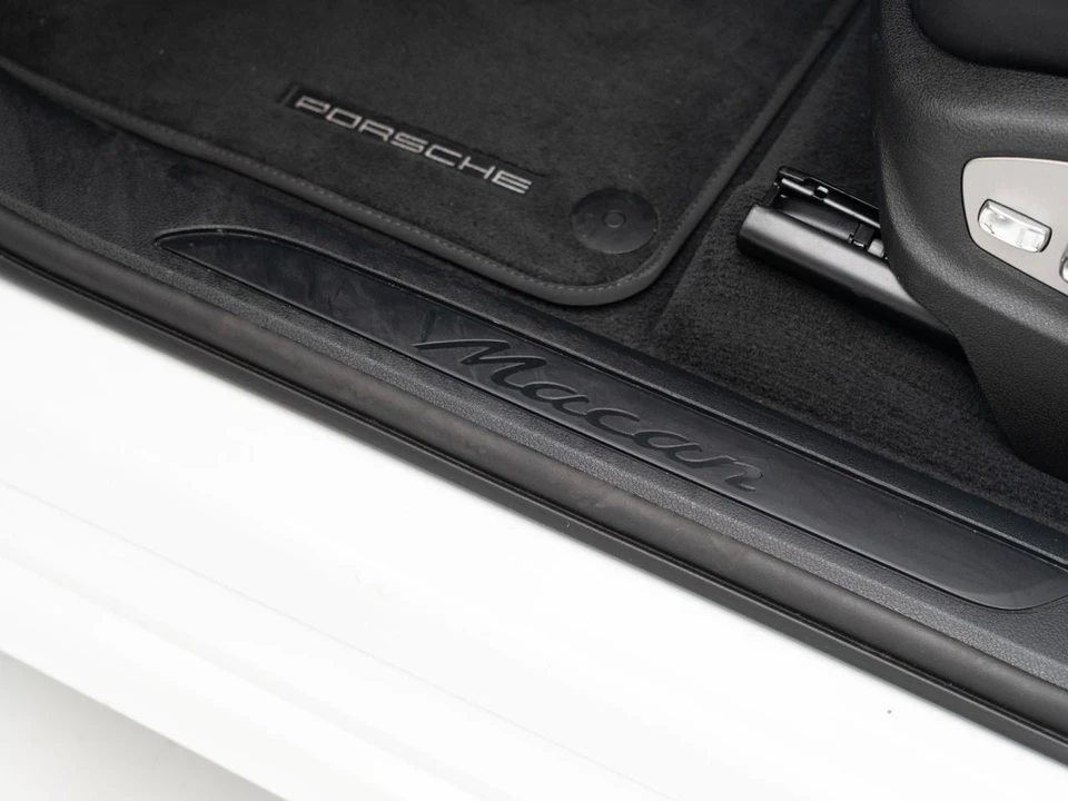 2026 Porsche Macan - Image 16 of 31