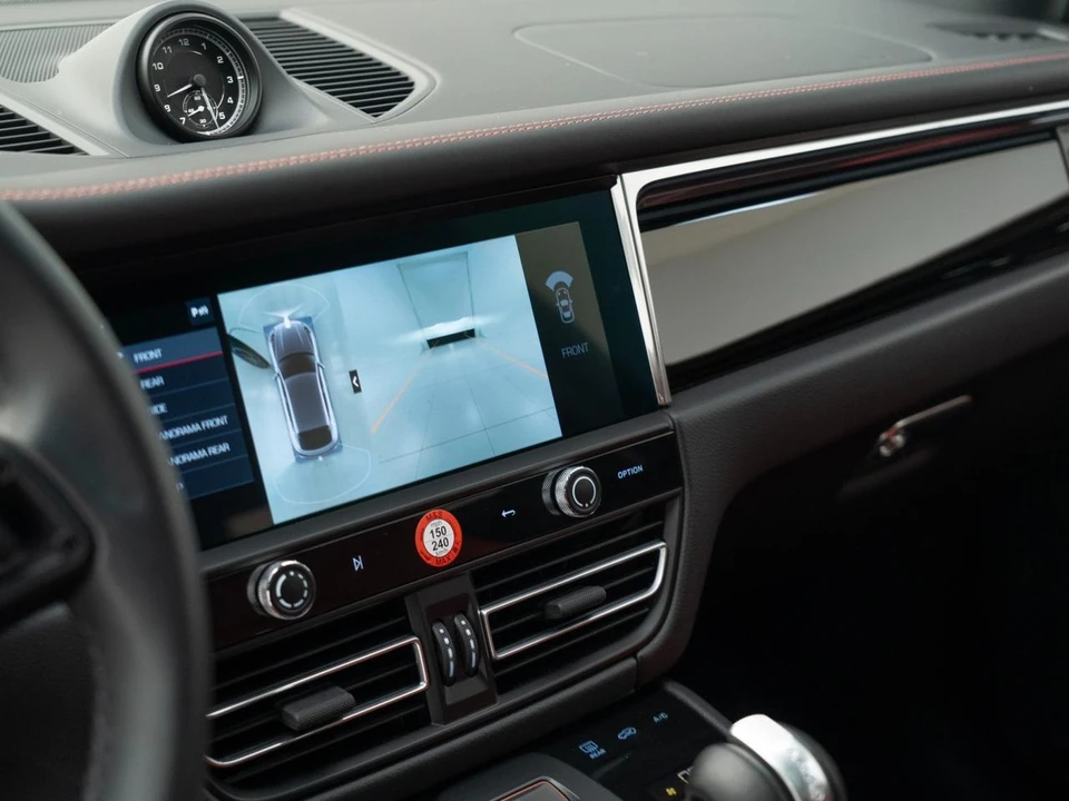 2026 Porsche Macan - Image 27 of 31