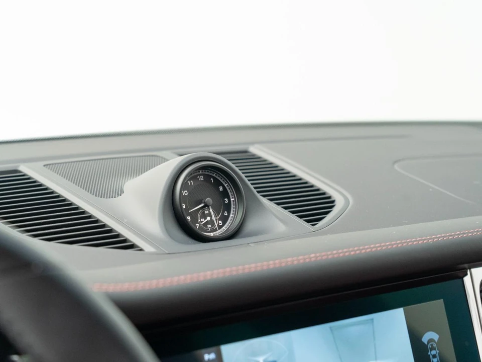 2026 Porsche Macan - Image 26 of 31