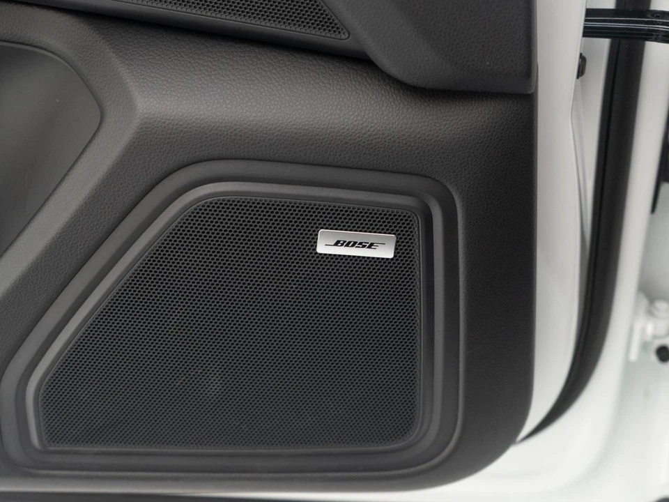 2026 Porsche Macan - Image 24 of 31