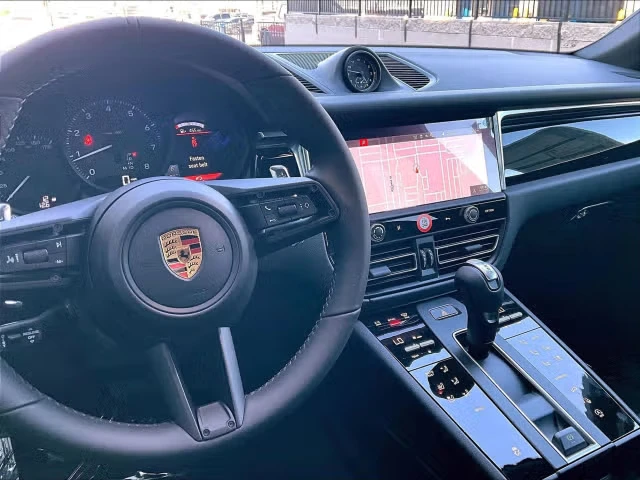 2026 Porsche Macan - Image 26 of 31
