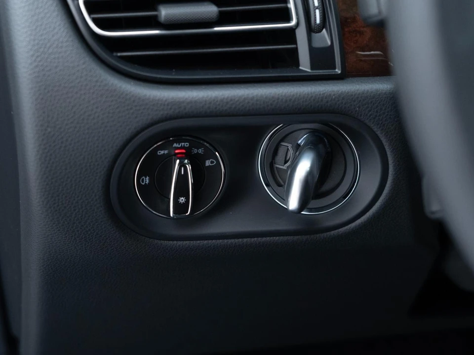 2026 Porsche Macan - Image 27 of 31