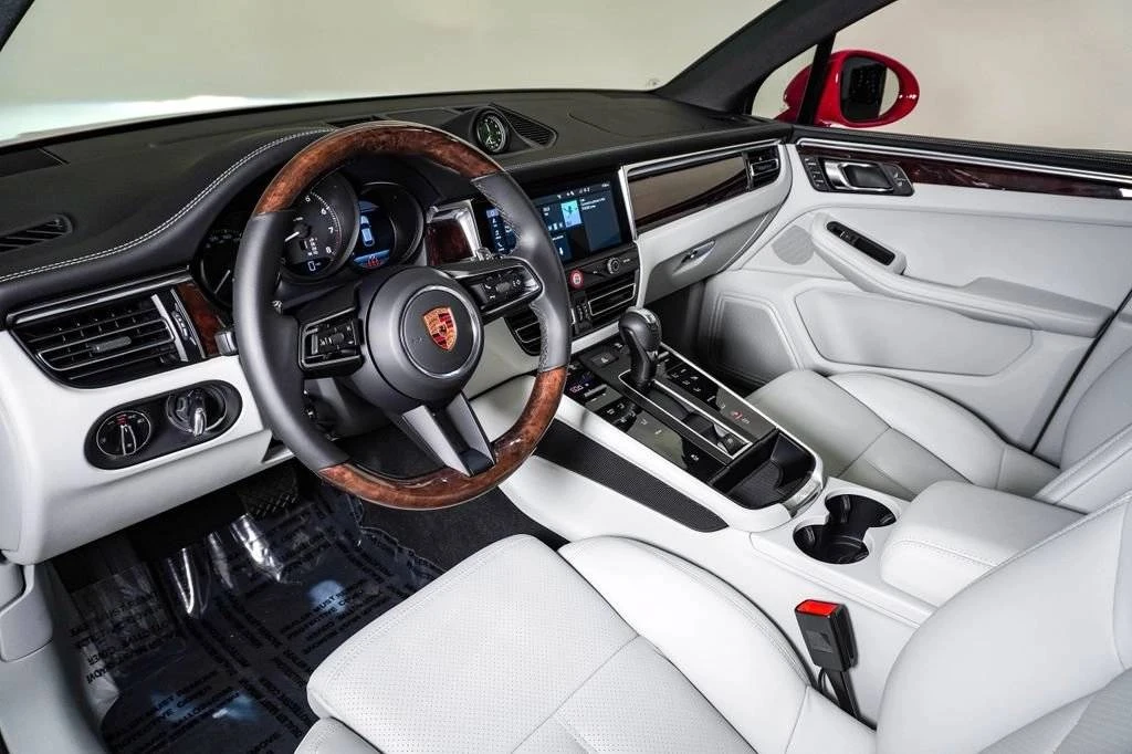 2026 Porsche Macan Electric - Image 4 of 5