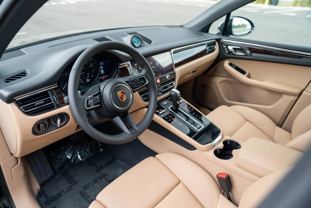 2026 Porsche Macan Electric - Image 4 of 5