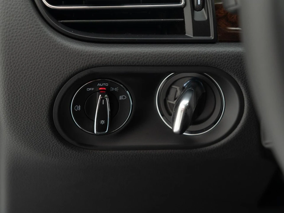 2026 Porsche Macan - Image 25 of 28