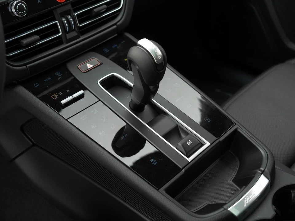 2026 Porsche Macan - Image 24 of 28