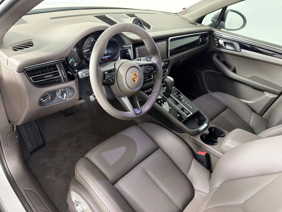 2026 Porsche Macan Electric - Image 4 of 5