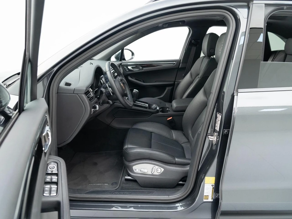 2026 Porsche Macan - Image 17 of 31