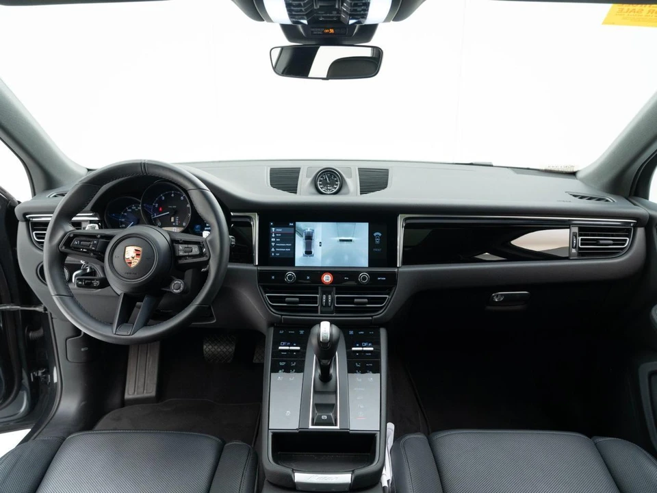 2026 Porsche Macan - Image 29 of 31
