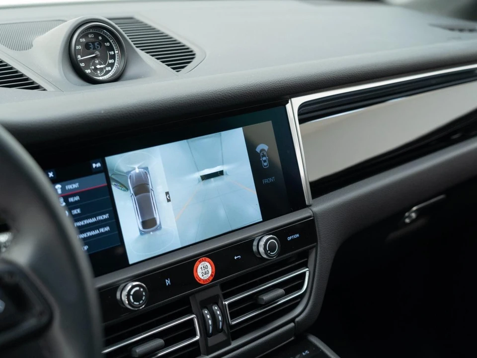 2026 Porsche Macan - Image 24 of 31