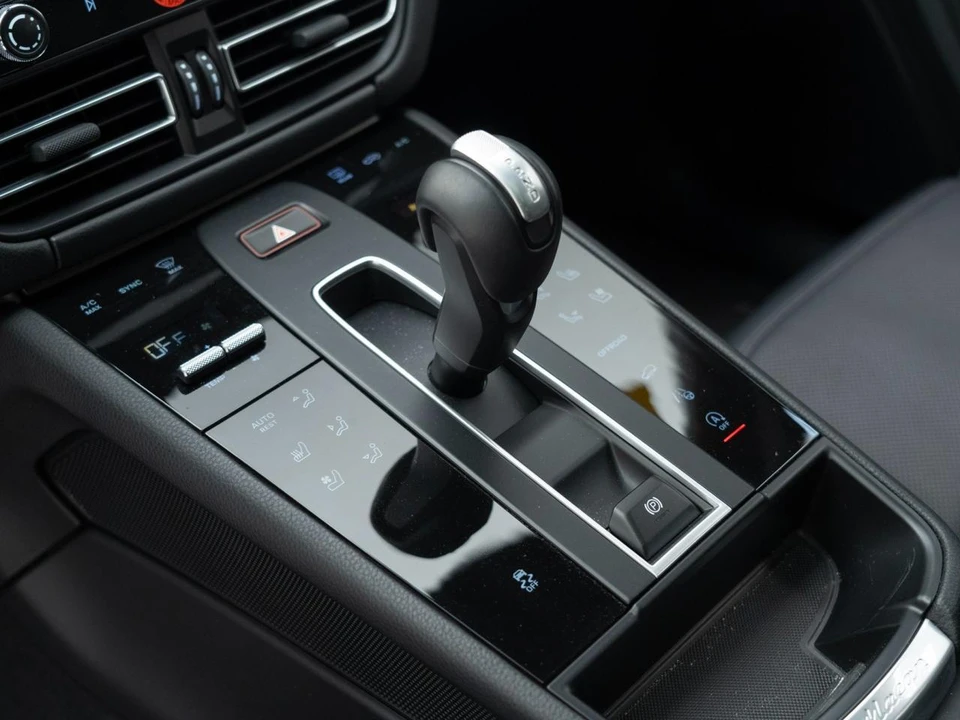 2026 Porsche Macan - Image 25 of 31
