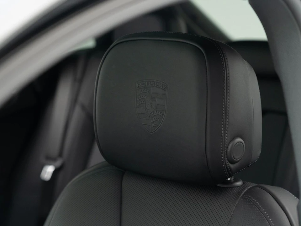 2026 Porsche Macan - Image 18 of 31