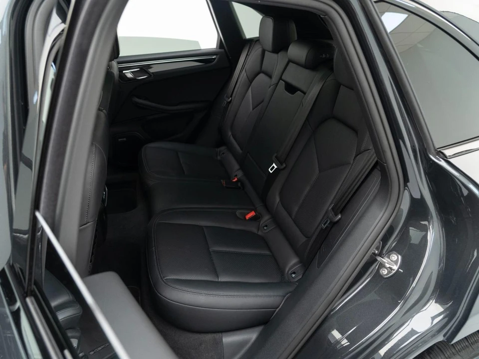 2026 Porsche Macan - Image 28 of 31