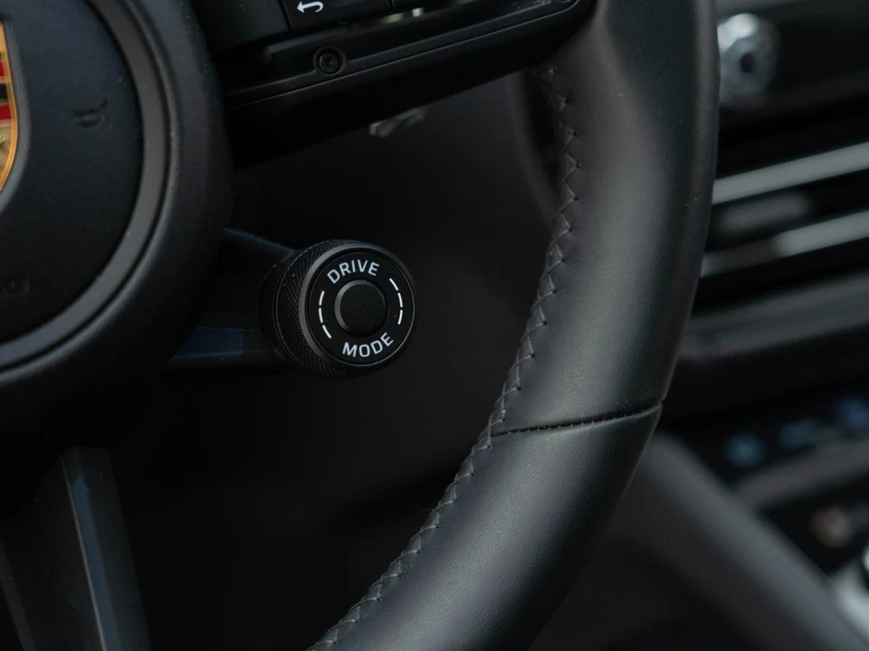 2026 Porsche Macan - Image 26 of 31