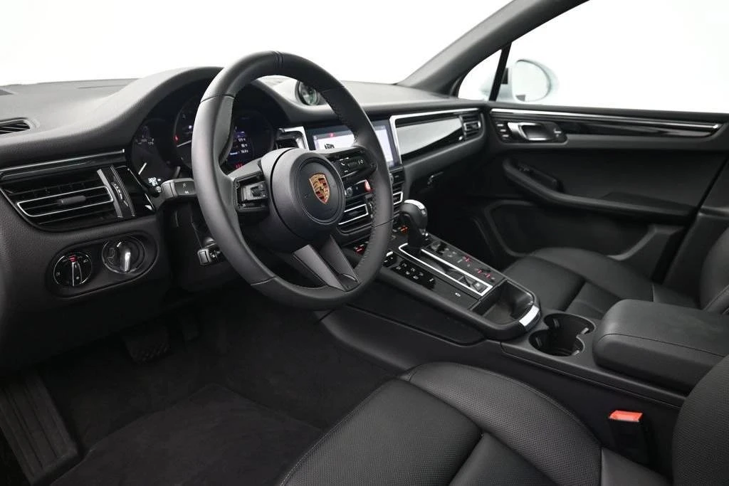 2026 Porsche Macan Electric - Image 4 of 5