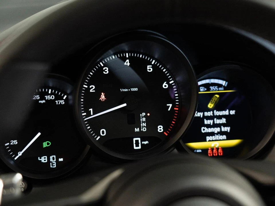 2026 Porsche Macan - Image 19 of 27