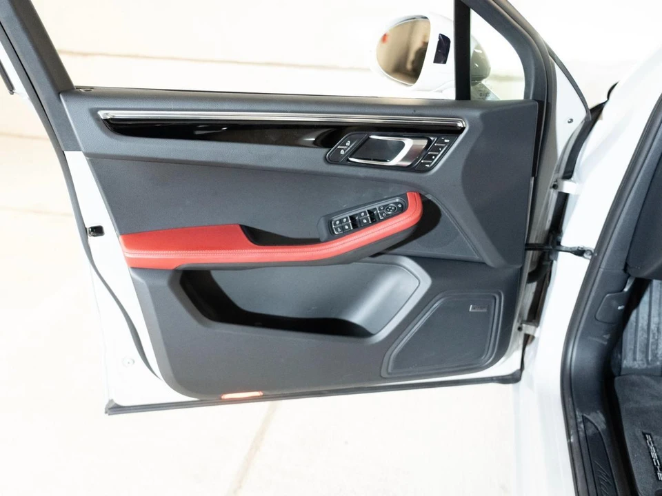 2026 Porsche Macan - Image 15 of 27