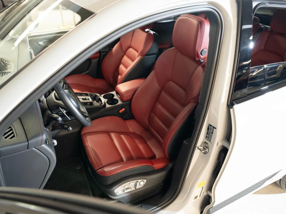 2026 Porsche Macan - Image 5 of 27