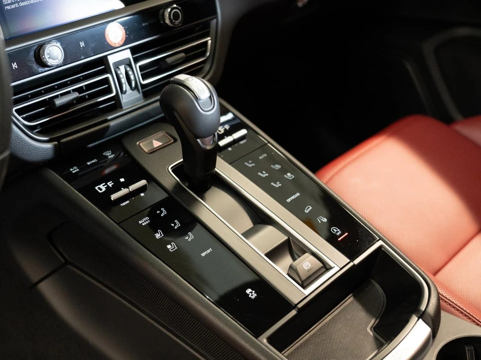 2026 Porsche Macan - Image 22 of 27