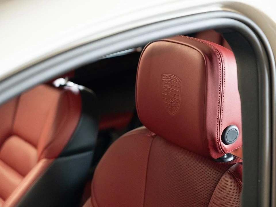 2026 Porsche Macan - Image 24 of 27