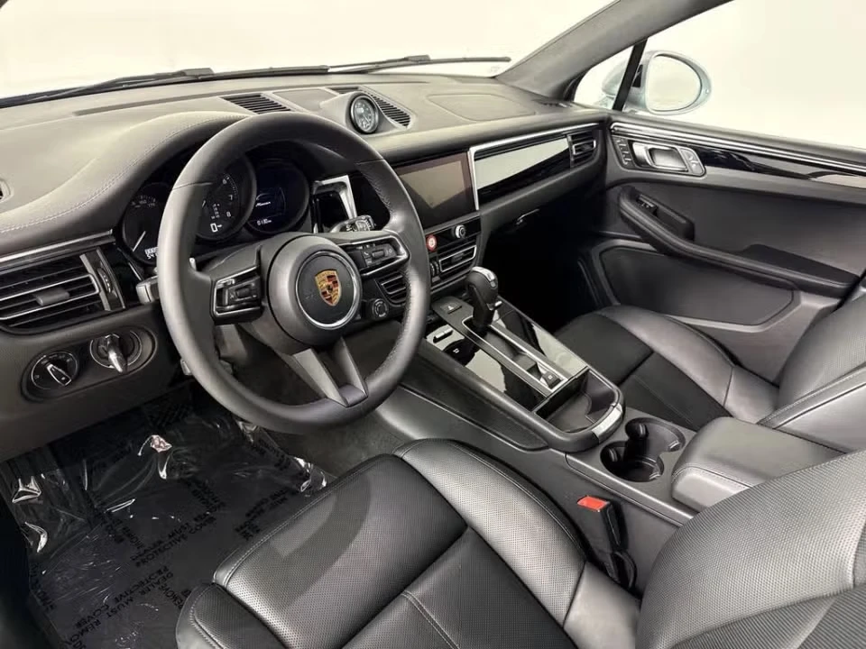 2026 Porsche Macan - Image 27 of 31