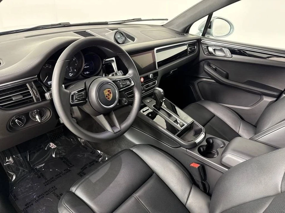 2026 Porsche Macan Electric - Image 4 of 5