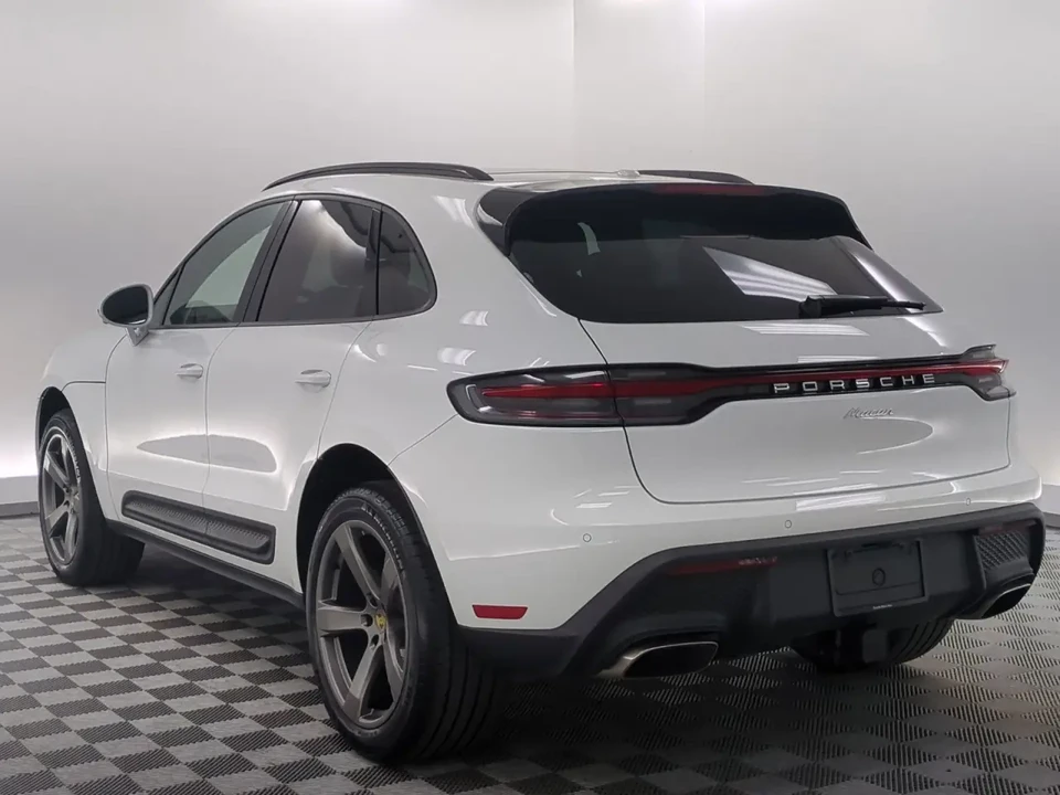 2026 Porsche Macan - Image 24 of 31
