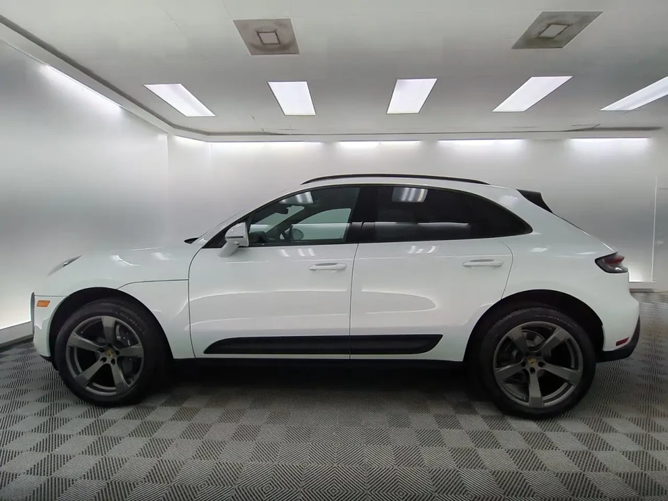 2026 Porsche Macan - Image 16 of 31