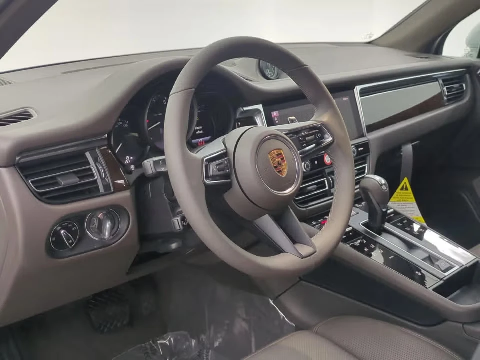 2026 Porsche Macan - Image 27 of 31