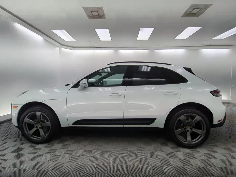 2026 Porsche Macan - Image 15 of 31