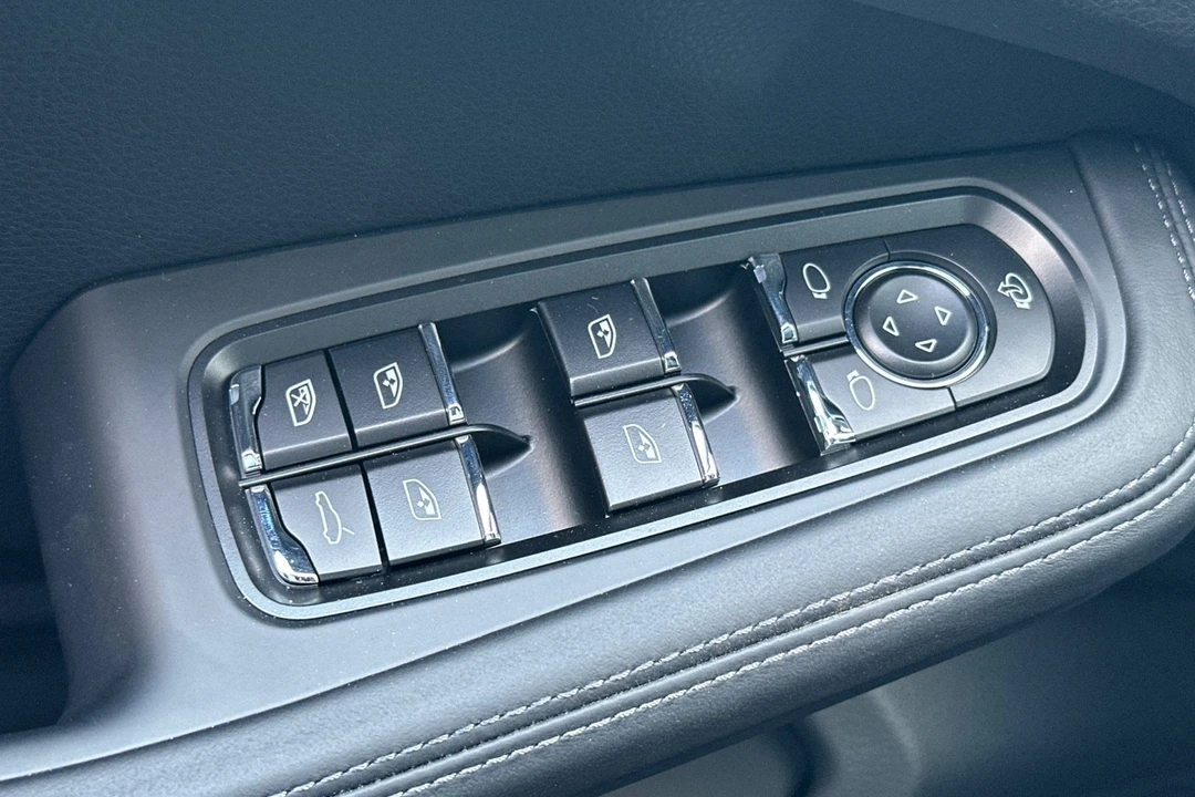 2026 Porsche Macan Electric - Image 13 of 31