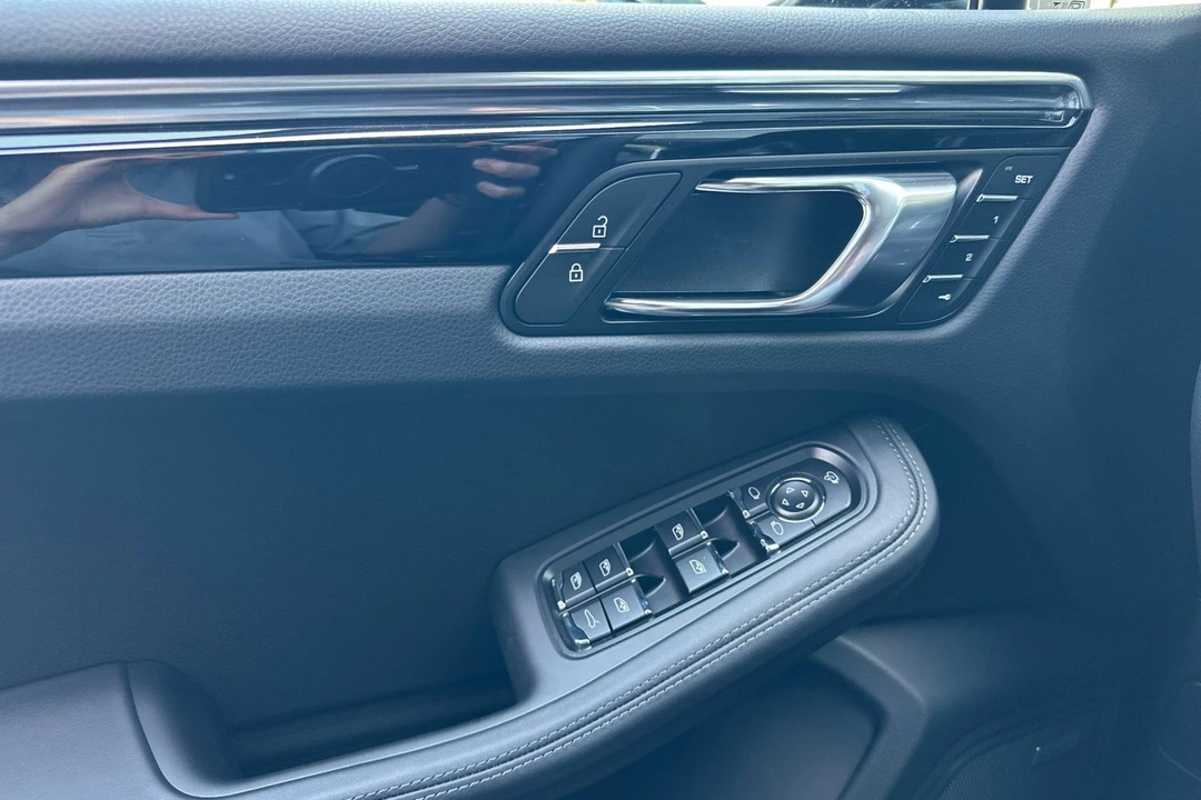 2026 Porsche Macan Electric - Image 12 of 31