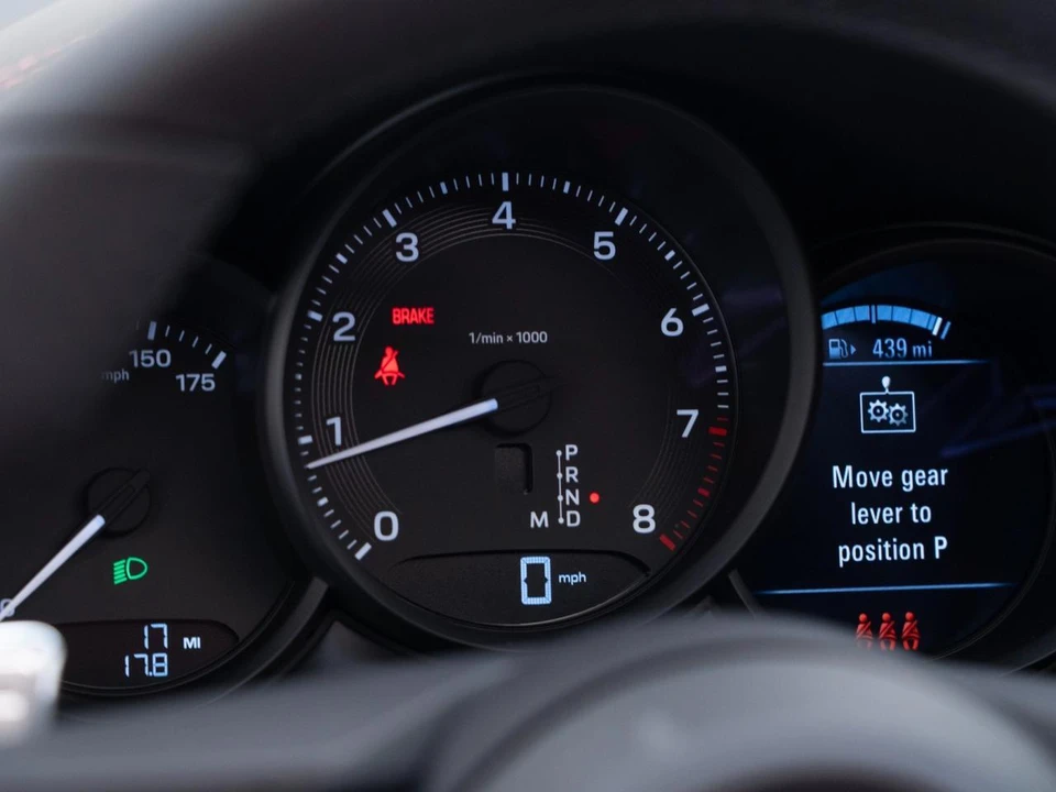 2026 Porsche Macan - Image 23 of 31