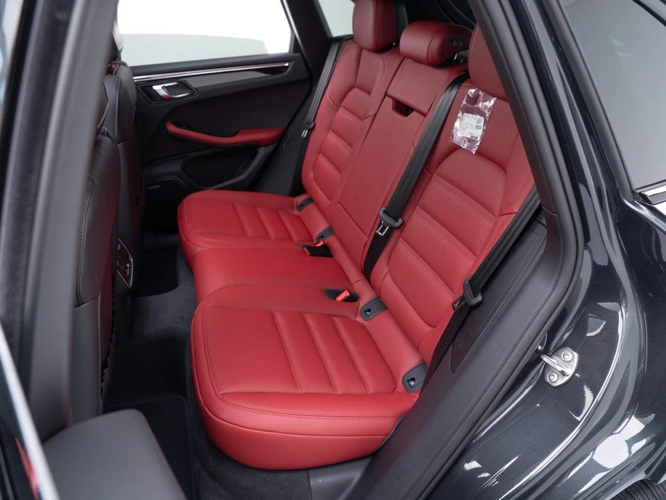 2026 Porsche Macan - Image 29 of 31