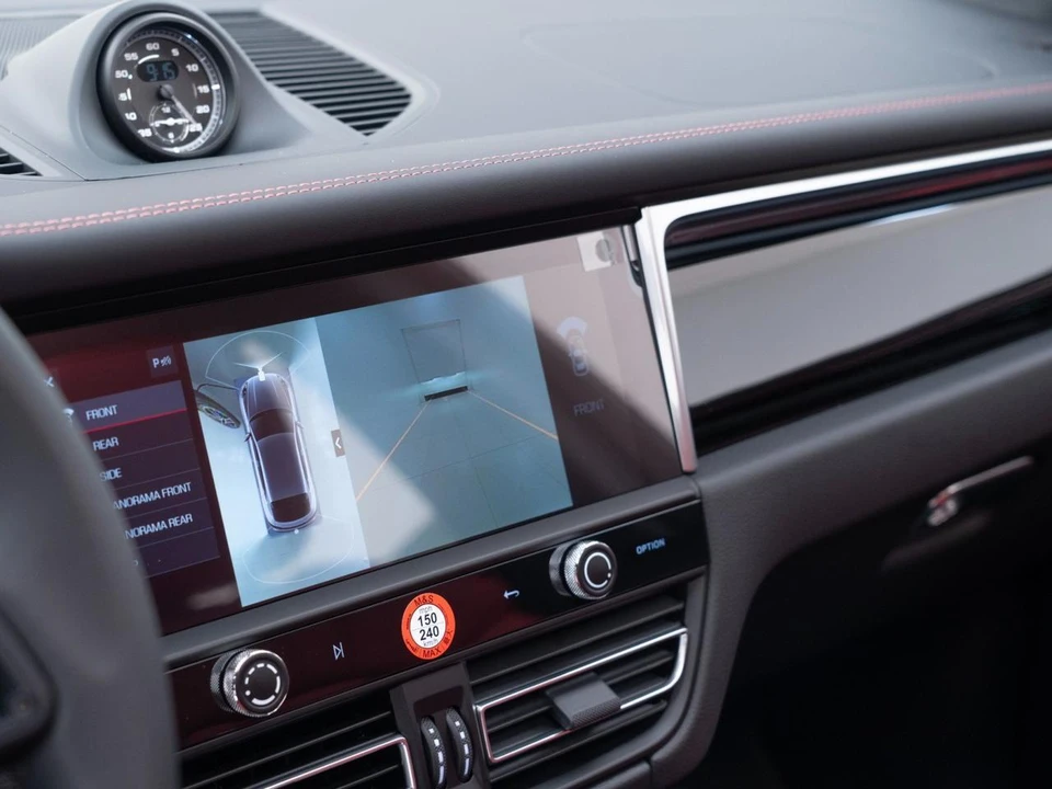 2026 Porsche Macan - Image 25 of 31