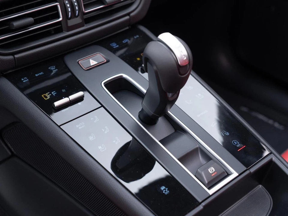 2026 Porsche Macan - Image 26 of 31