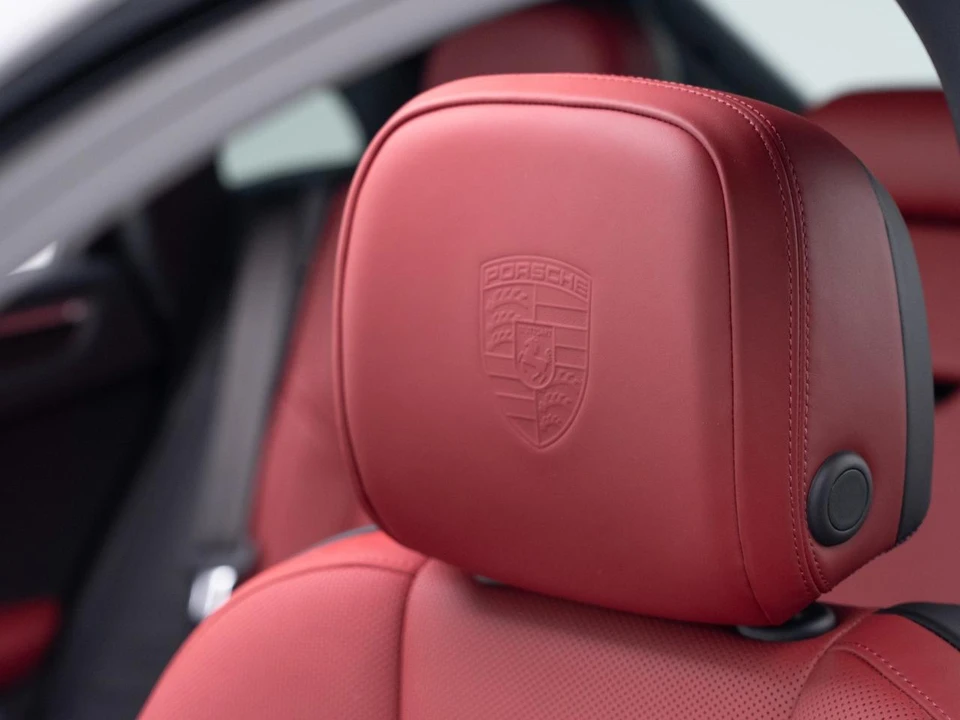 2026 Porsche Macan - Image 18 of 31