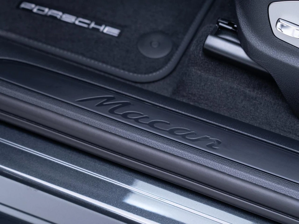 2026 Porsche Macan - Image 14 of 31