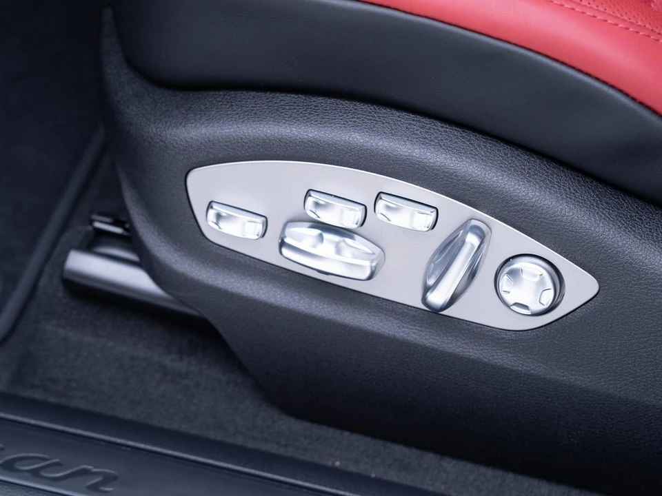 2026 Porsche Macan - Image 15 of 31