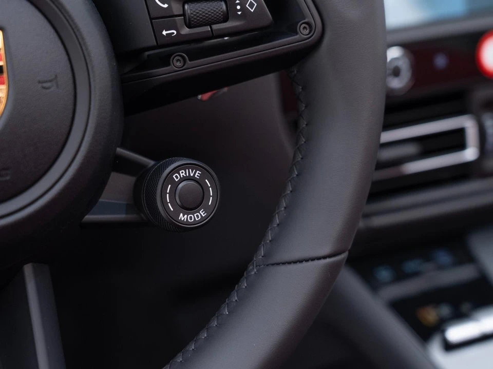 2026 Porsche Macan - Image 27 of 31