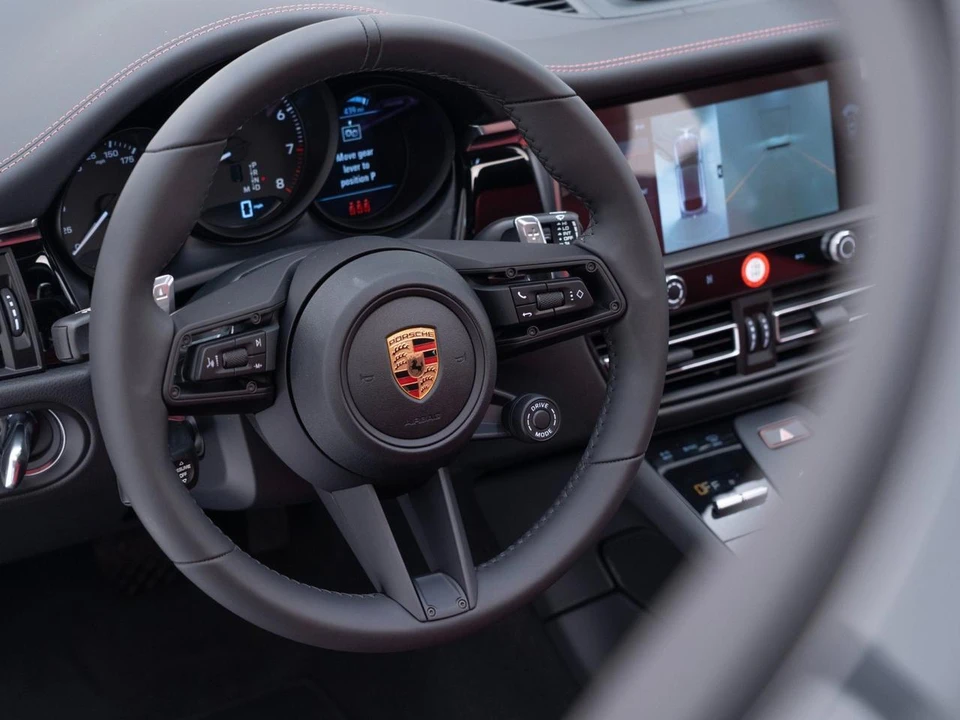 2026 Porsche Macan - Image 19 of 31