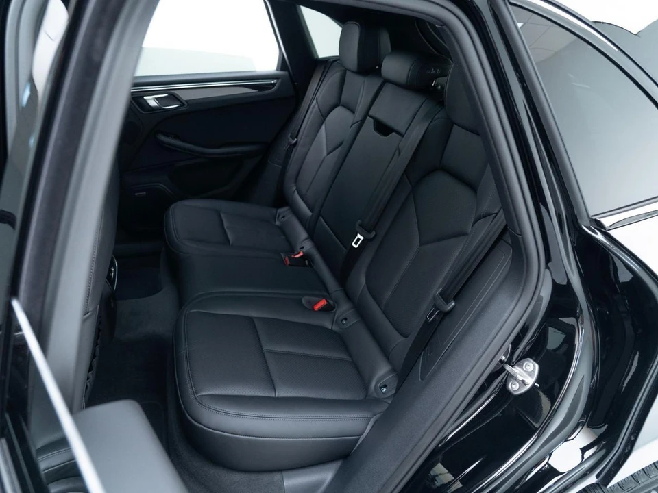 2026 Porsche Macan - Image 28 of 31