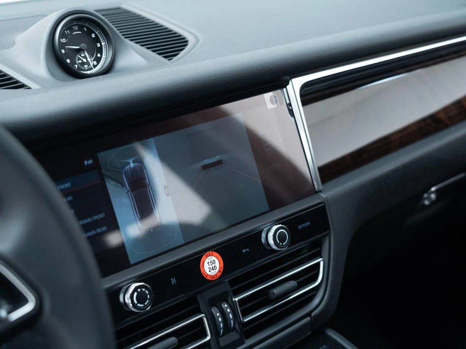 2026 Porsche Macan - Image 25 of 31