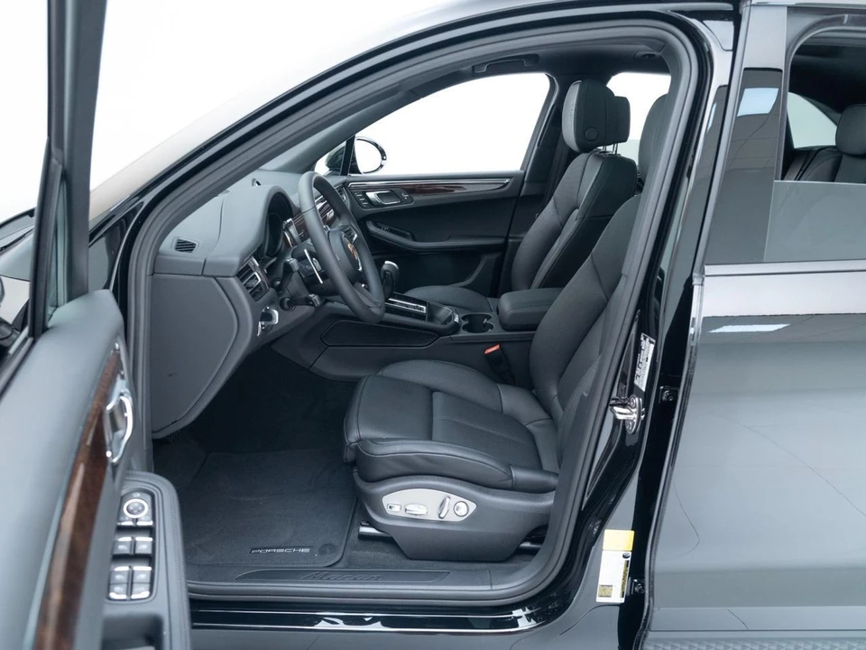 2026 Porsche Macan - Image 17 of 31